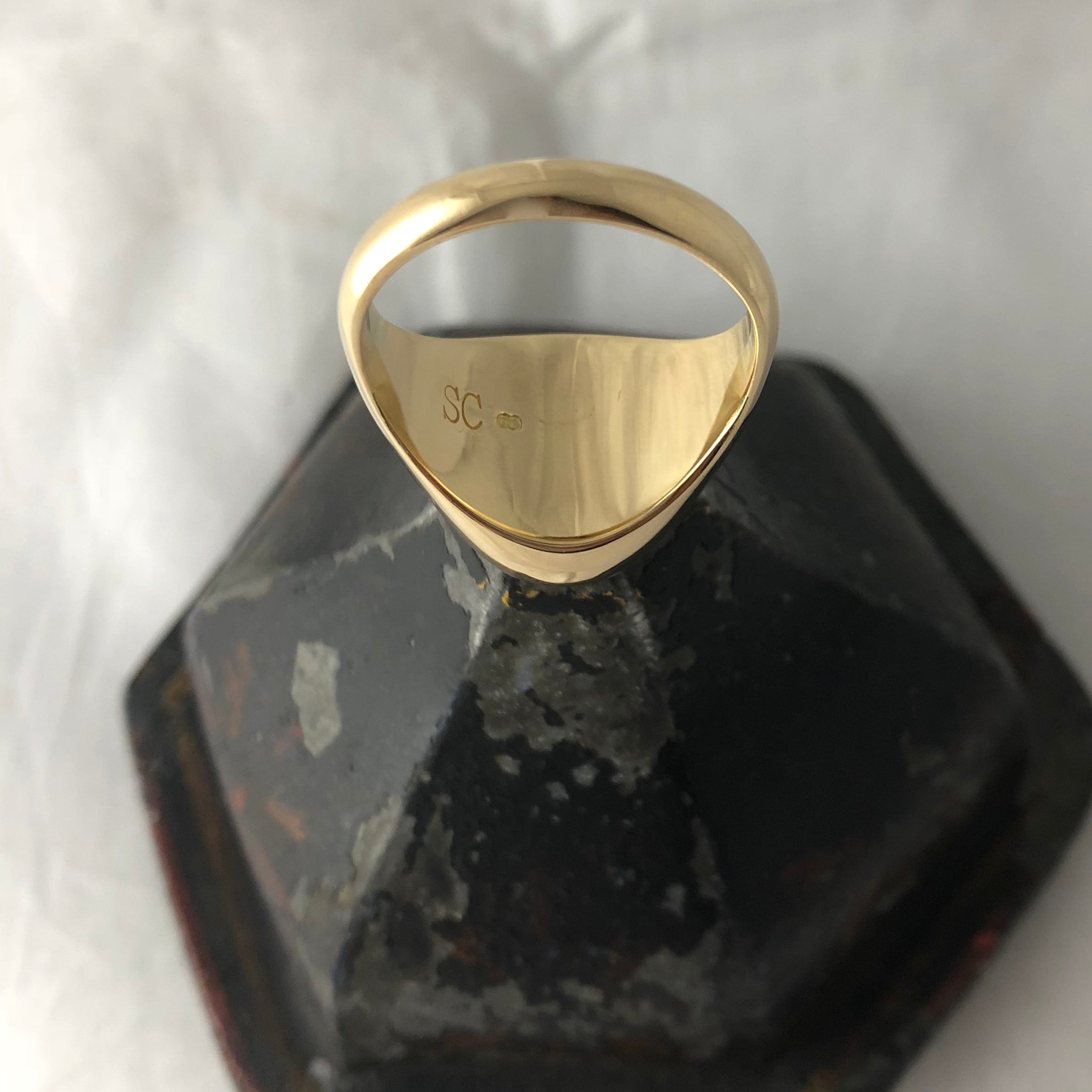 Seal Engraved Lapis Lazuli Coat of Arms - 9 Carat Yellow Gold Signet Ring